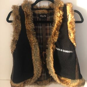 Sweater vest with faux fur trimmed. Leather tie💕